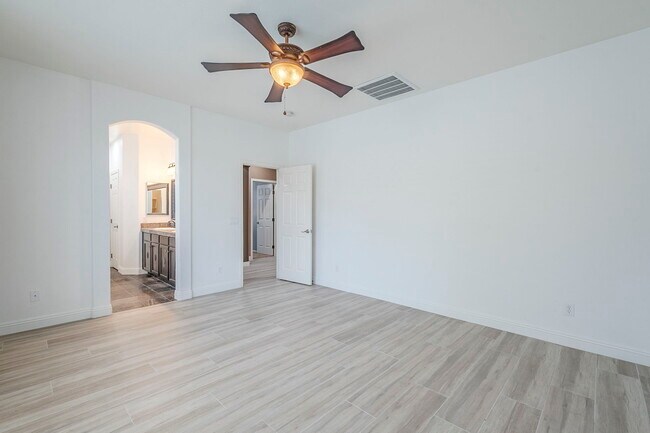 Building Photo - 2407 W Fawn Dr
