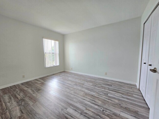 Building Photo - Waterfront home for RENT! 4 bed/2.5 bath