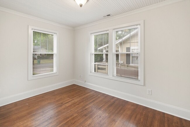 Building Photo - 2130 Chesterfield Ave