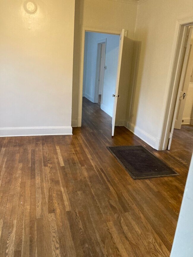 Building Photo - 2 Bedroom 1 Bath House Available to Rent f...