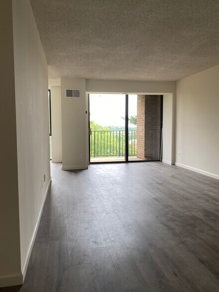 Building Photo - 2300 Pimmit Dr