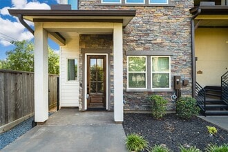 Building Photo - 2640 Fountain Key Blvd