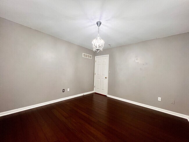 Building Photo - 6 Bed 4 Bath in West End