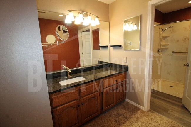 Building Photo - Charming 2 bedroom condo in Cozy Cove