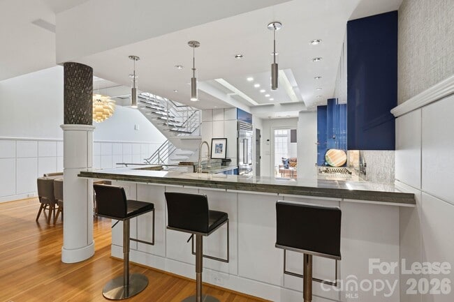 Building Photo - 1124 Dilworth Crescent Row