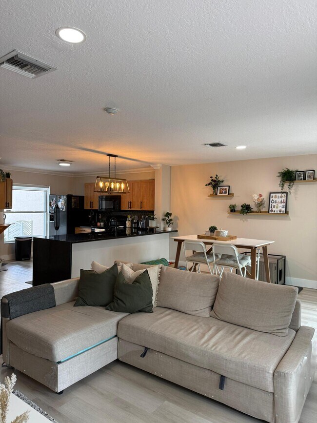 Building Photo - 1120 W Lakes Dr