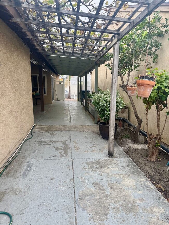 Building Photo - Charming 3 bedroom home in a great family ...