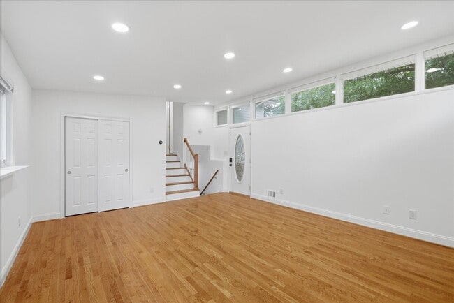 Building Photo - Charming Split-Level Home in the Heart of Alexandria