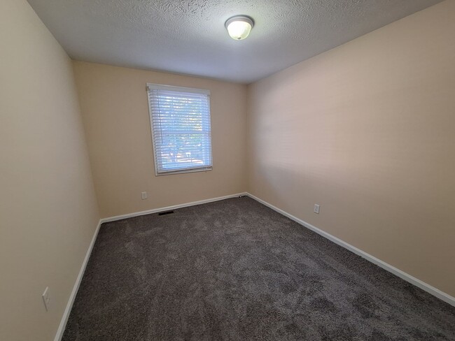 Building Photo - Move In Ready