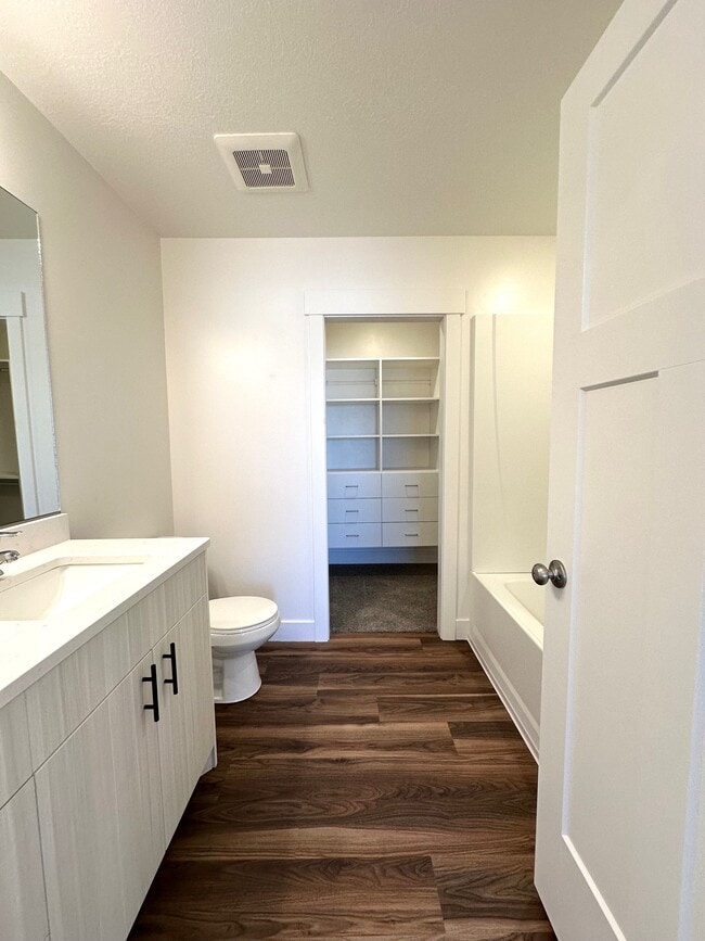 Building Photo - HC 1136