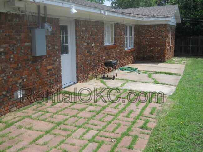 Building Photo - Charming home in The Village