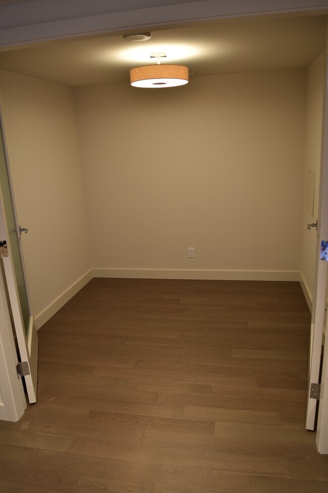 Building Photo - Spacious Luxury One Bedroom - Insignia