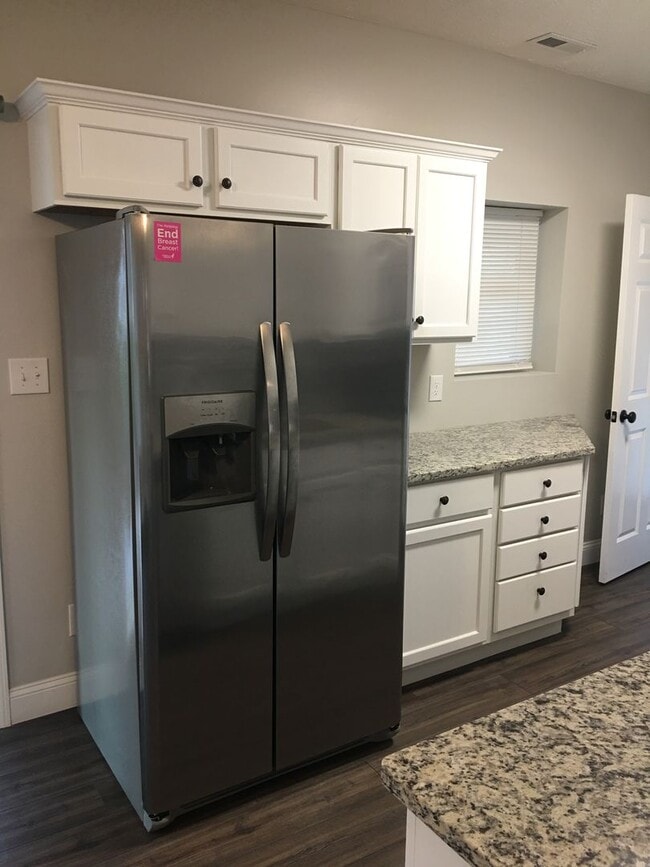 Building Photo - Three Bedroom Two Bath Home in the up and Coming Town of Hurricane