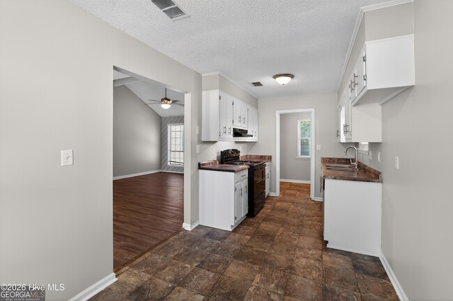 Building Photo - 3016 Mistletoe Ave