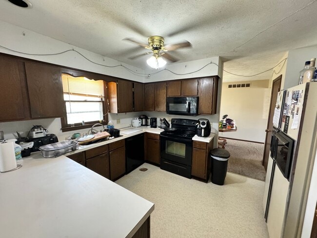 Building Photo - 1405 Westwind Dr