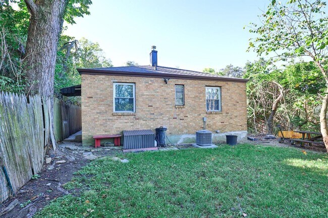 Building Photo - Two Bedroom Home for UC Students for This Year and Next!