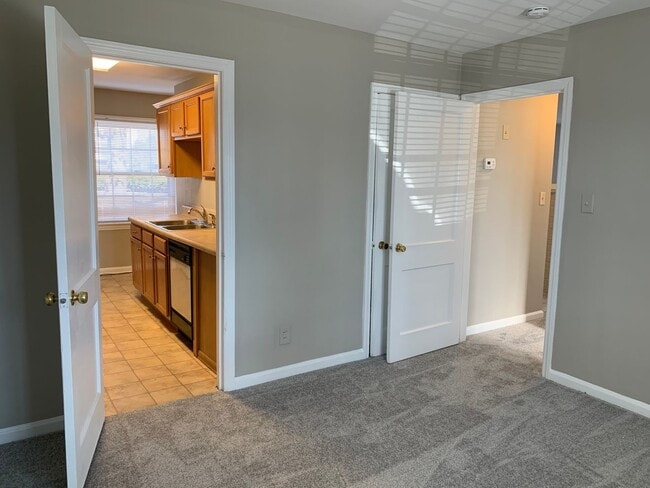 Building Photo - Four Seasons Area, 3 Bedrooms Plus Office, Fire Place, Convenient to Mall & Interstates.