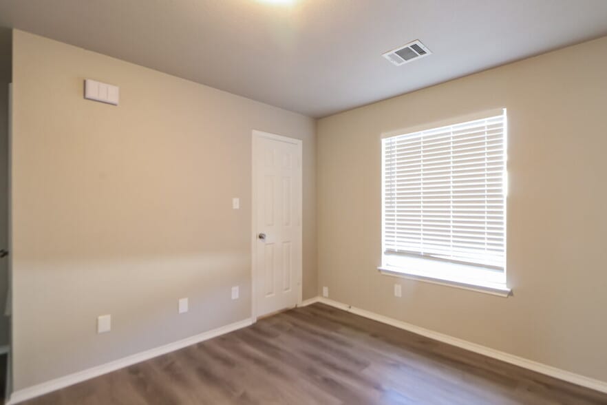 Building Photo - 15524 Sarah's Creek Dr