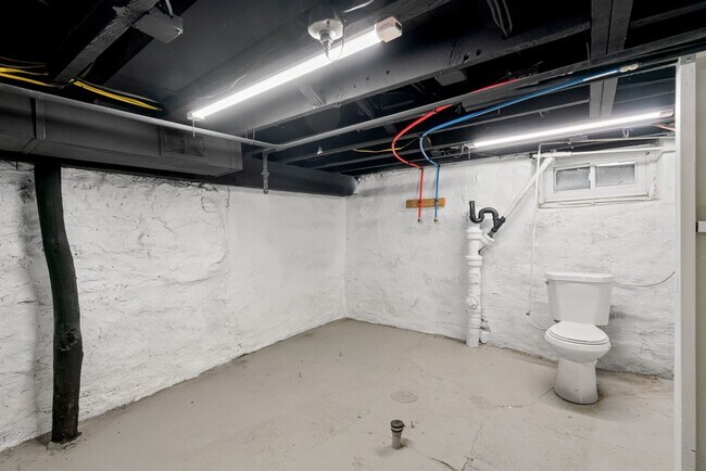 Building Photo - Freshly Renovated 2 Bedroom in Bloomfield available NOW!