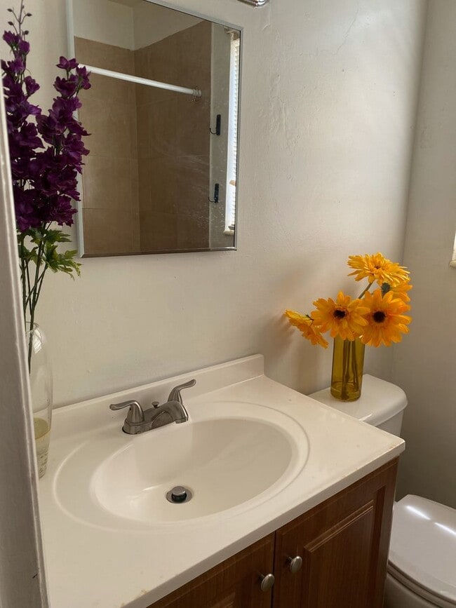 Building Photo - Humble Two Bedroom Duplex Unit