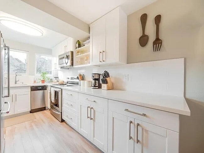 Building Photo - First Hill/Central District Townhome