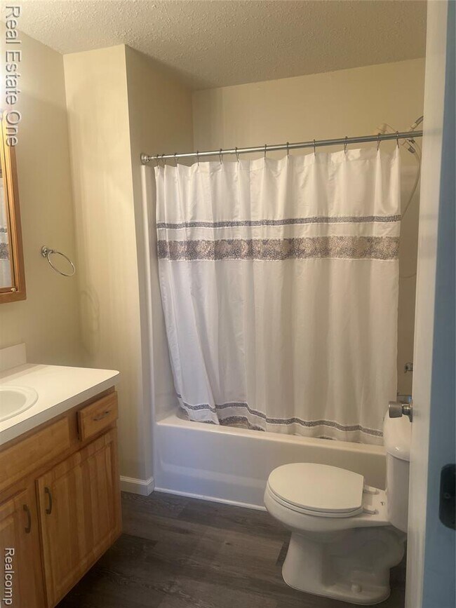 Building Photo - 15815 Lakeside Dr