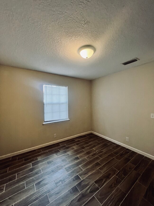 Building Photo - 103 Willow Lake Dr