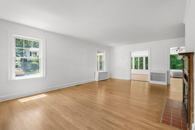Building Photo - 121 Walworth Ave