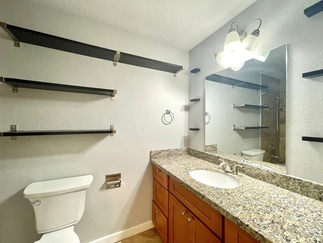 Building Photo - SIlverlake SFH with AC for rent
