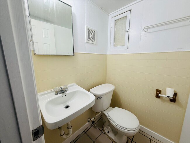 Building Photo - 320 21st Ave S