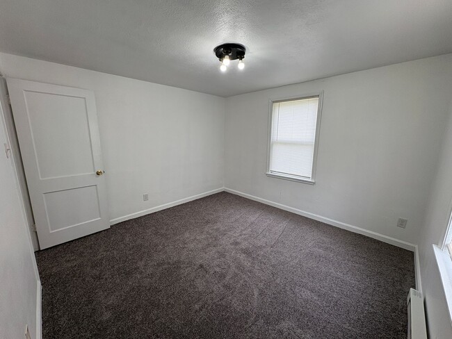 Building Photo - Adorable two bedroom, one bath house!