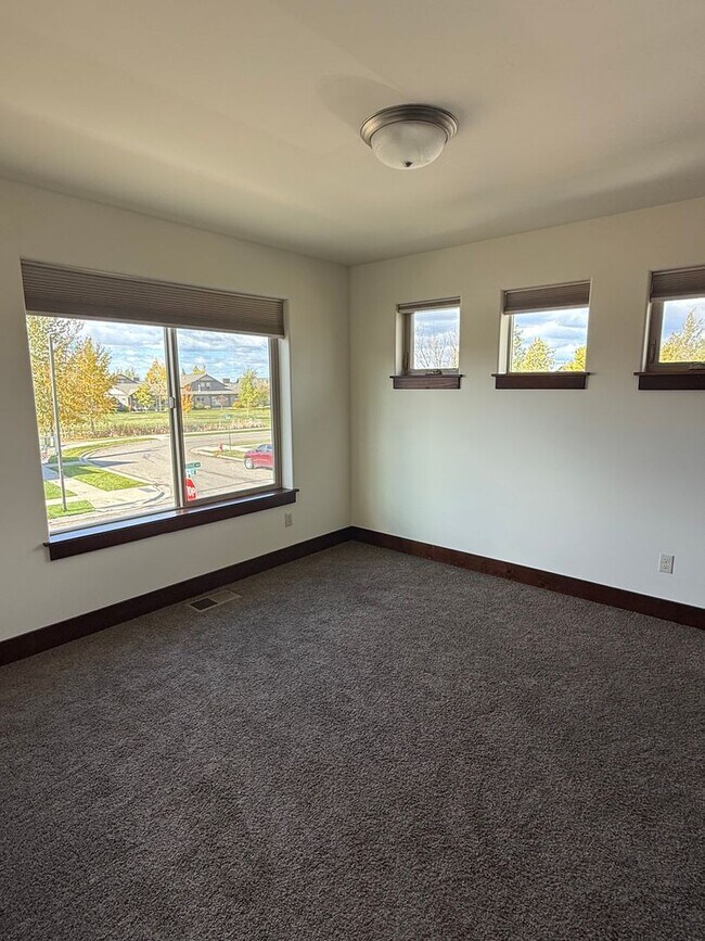 Building Photo - 5 bedroom 2.5 Bath home in Bozeman with at...