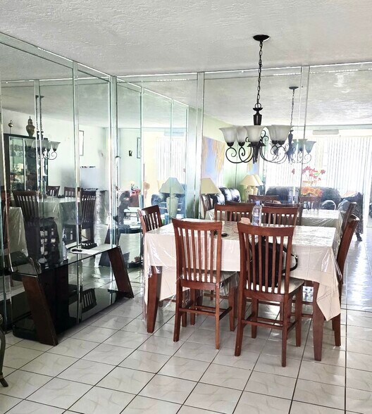 Building Photo - 2821 Somerset Dr