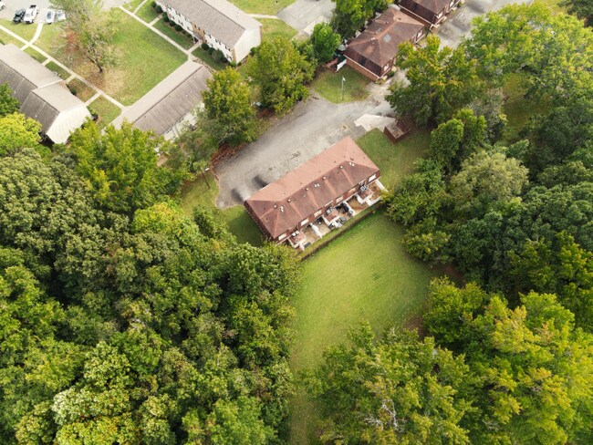 Building Photo - 716 Shawnee Dr