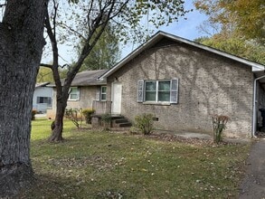 Building Photo - 3817 Woodlake Dr