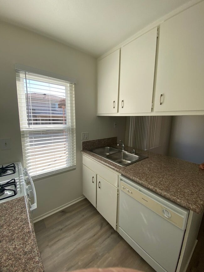 Building Photo - 2 story 2 bed, 1 1/2 bath Monticello Condo