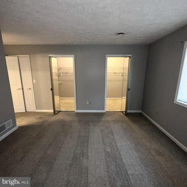 Building Photo - 323 Stonegate Ct