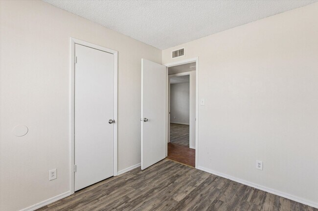Building Photo - Completely updated minutes to Hiking at South Mountain!!!  Brand New Paint, Tile and Laminate Thr...