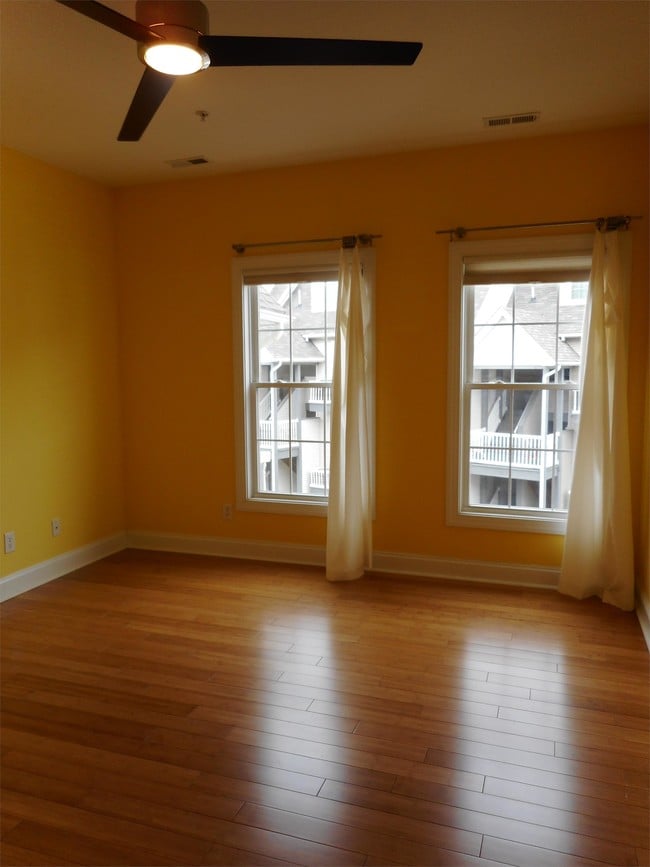 Building Photo - 204 Seneca Way