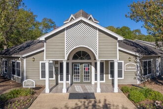Building Photo - Pine Club