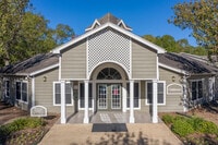 Building Photo - Pine Club