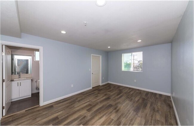 Building Photo - 211 W 43rd St