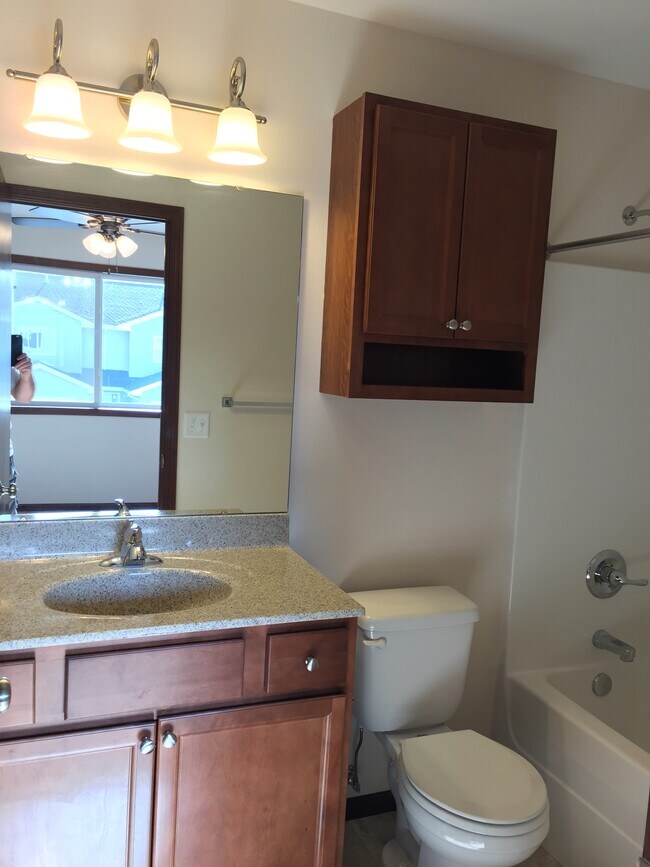 2nd Full Bathroom - 1902 Wrigley St