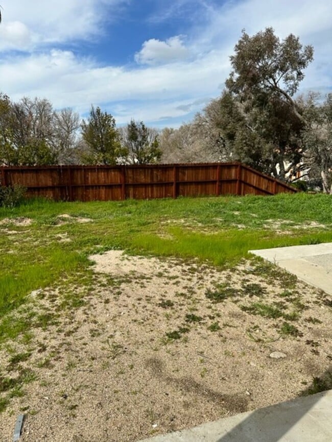 Building Photo - 2471 Starling Dr