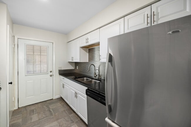 Building Photo - 115 Country Club Dr