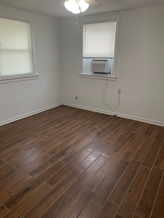 Building Photo - Well Maintained 2 Bedroom