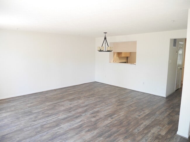 Building Photo - Generous 2 Bedroom Townhome in Baltimore!