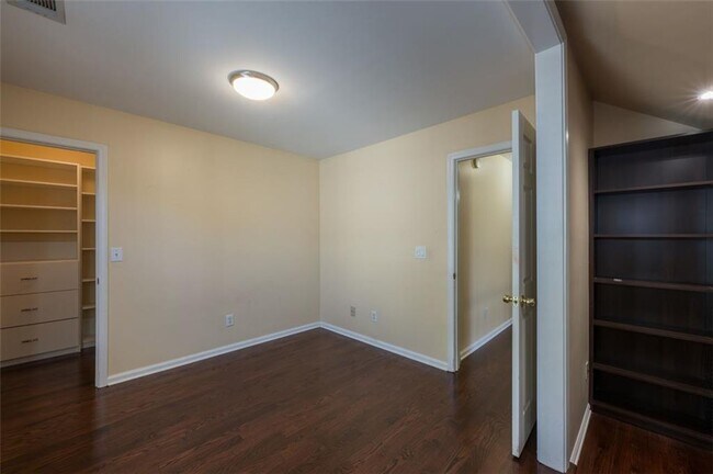 Building Photo - 2433 Gablewood Dr NE