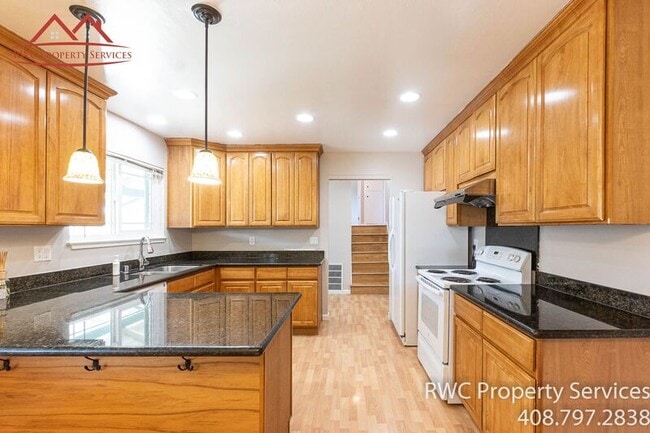 Building Photo - 1050 Oaktree Dr