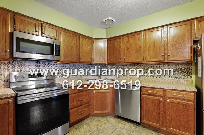 Building Photo - Top Floor Condo Available September 1 in H...